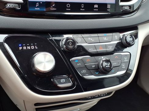 Used 2024 Chrysler Pacifica Touring-L FWD image 21