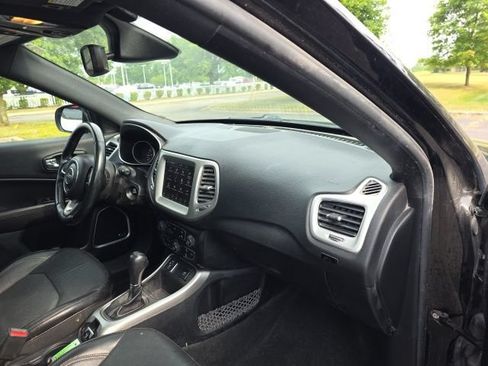 Used 2021 Jeep Compass Latitude w/ Sun and Sound Group FWD image 17