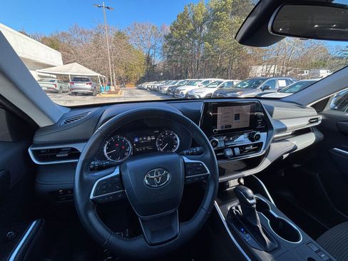 Used 2025 Toyota Highlander LE image 33