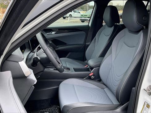New 2026 Volkswagen Tiguan SE R-Line FWD image 9