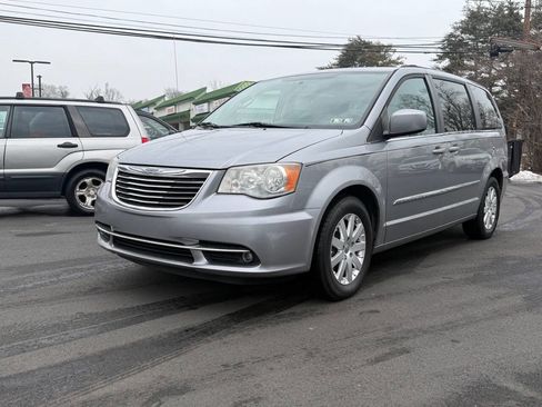 Used 2013 Chrysler Town & Country Touring image 4