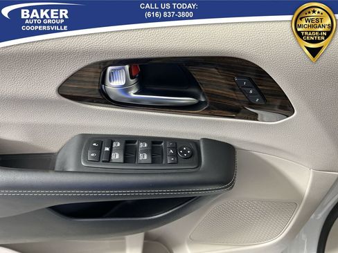 Used 2021 Chrysler Pacifica Limited w/ Uconnect Theater Family Group image 24