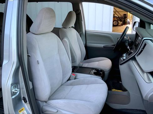 Used 2015 Toyota Sienna LE FWD image 9