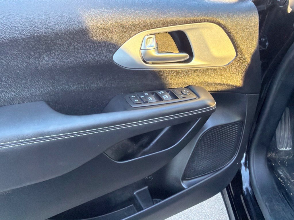 Used 2024 Chrysler Pacifica Touring FWD image 11