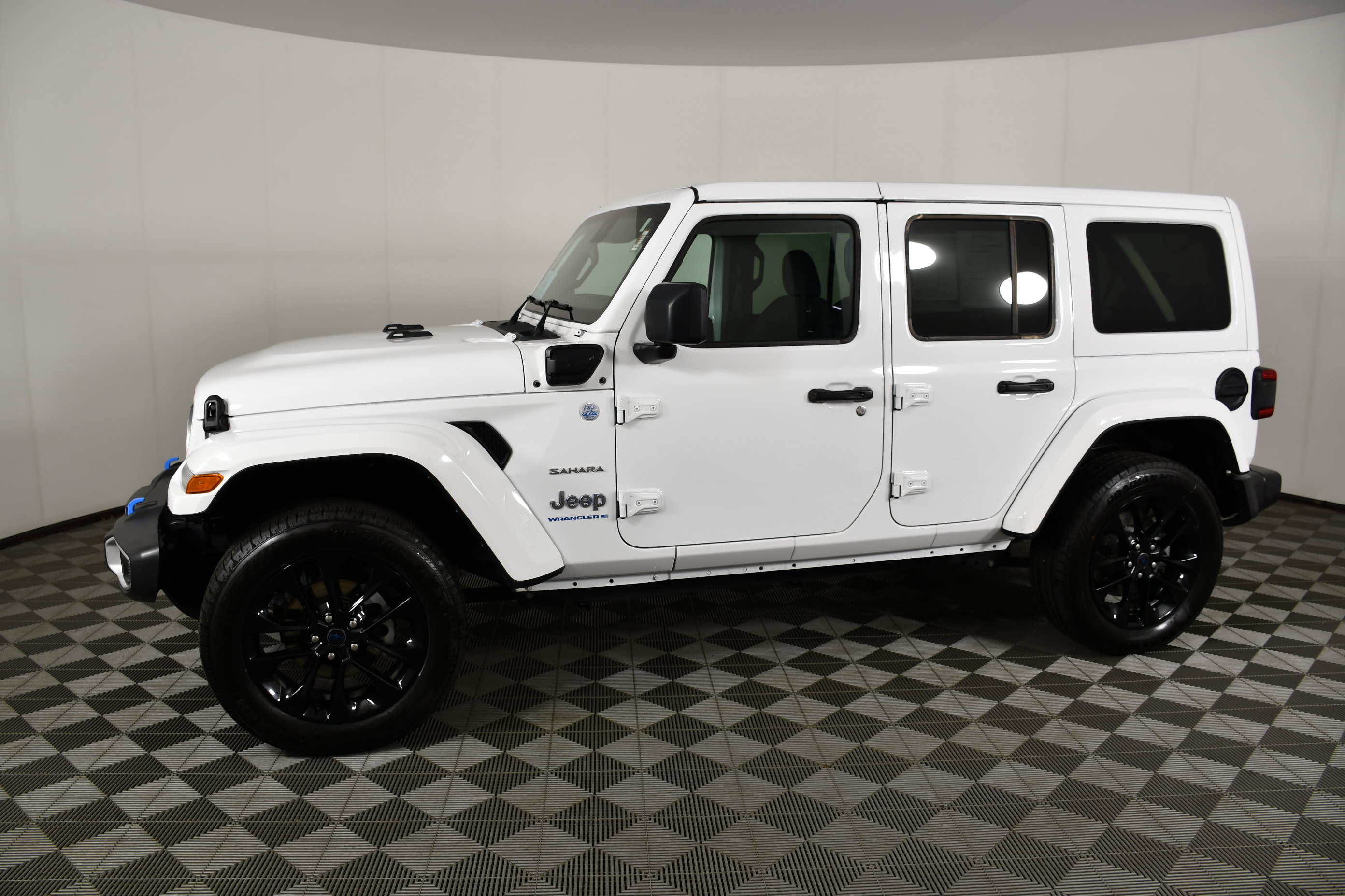 Used 2024 Jeep Wrangler Unlimited Sahara AWD/4WD image 9