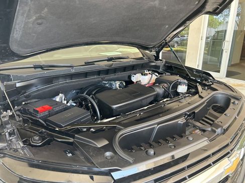 Used 2025 Chevrolet Suburban LS RWD image 11
