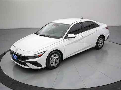 Used 2025 Hyundai Elantra SE FWD image 8