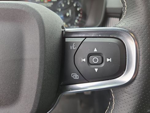 Used 2021 Volvo XC40 T5 R-Design w/ Climate Package image 30