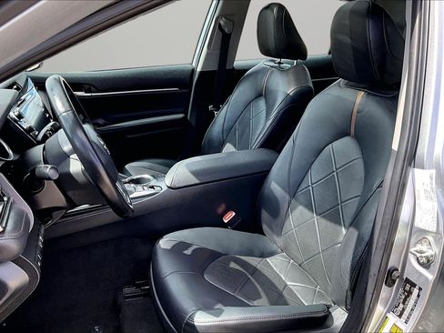 Used 2019 Toyota Camry L image 16