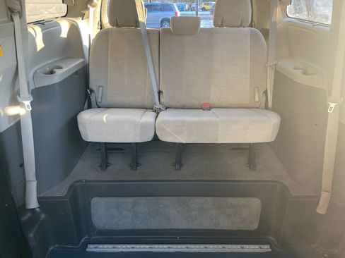 Used 2012 Toyota Sienna LE image 26