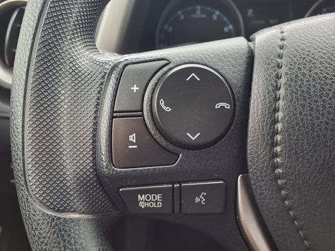 Used 2018 Toyota RAV4 LE FWD image 16