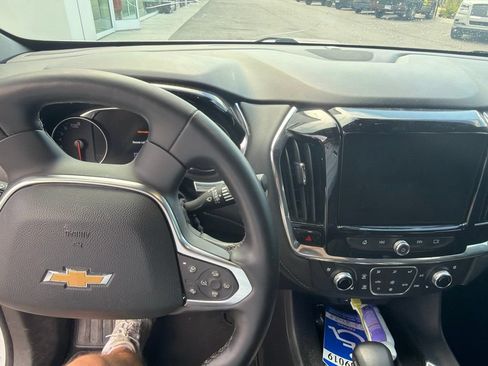 Used 2023 Chevrolet Traverse Premier FWD image 9