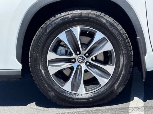 Used 2023 Toyota Highlander XLE FWD image 15