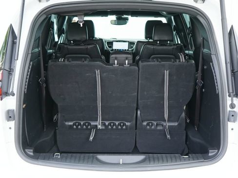 Used 2025 Chrysler Pacifica Select FWD image 8