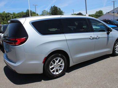 Used 2023 Chrysler Pacifica Touring-L FWD image 28