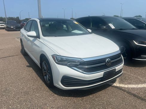 Used 2023 Volkswagen Jetta SE FWD image 2