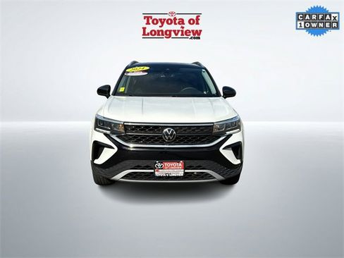 Used 2024 Volkswagen Taos SE image 2