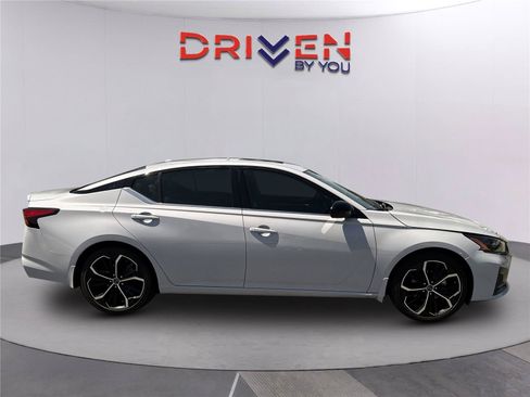 Used 2023 Nissan Altima 2.5 SR w/ SR Premium Package FWD image 3