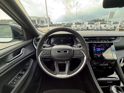 New 2025 Jeep Grand Cherokee Laredo image 14