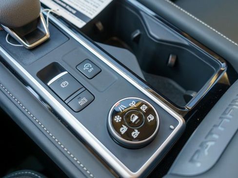 New 2025 Nissan Pathfinder SL image 24