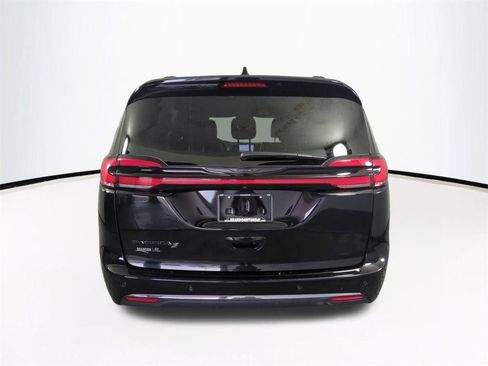 Used 2025 Chrysler Pacifica Limited image 6