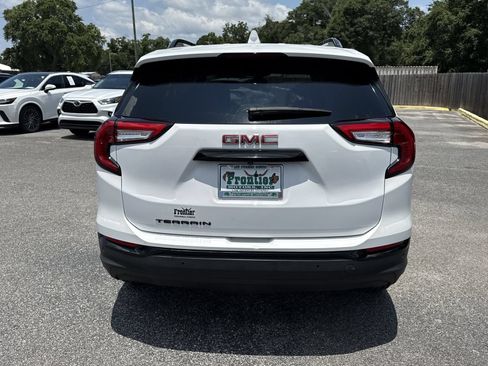 Used 2023 GMC Terrain SLE w/ Driver Convenience Package FWD image 4