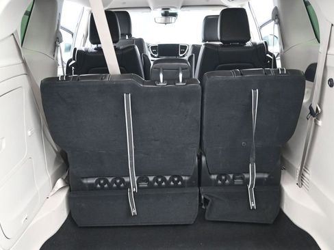 Used 2023 Chrysler Pacifica Touring-L FWD image 11