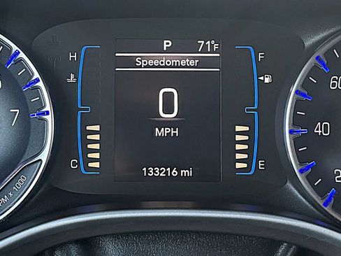 Used 2017 Chrysler Pacifica Touring Plus w/ Tire & Wheel Group FWD image 17