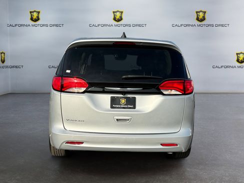 Used 2023 Chrysler Voyager LX image 4