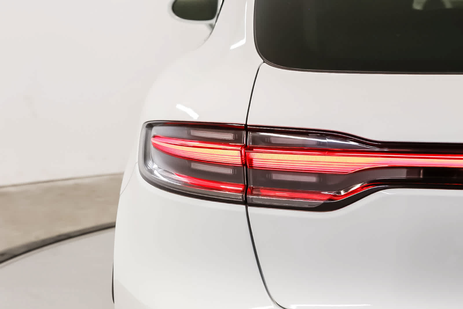 Certified 2024 Porsche Macan AWD/4WD image 10