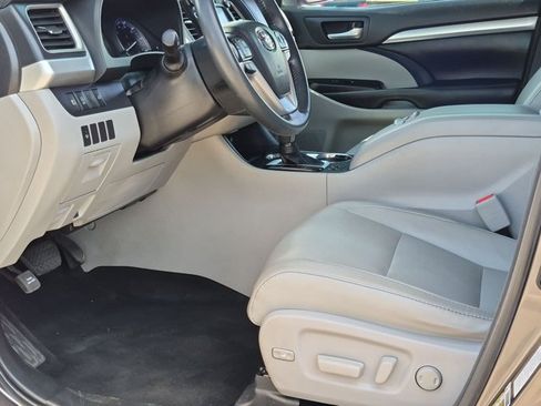 Used 2018 Toyota Highlander XLE FWD image 24
