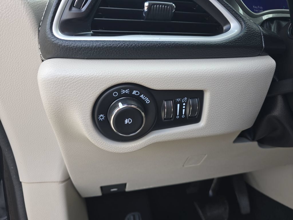 Used 2023 Chrysler Pacifica Touring-L FWD image 22