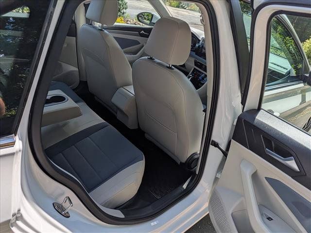 Certified 2025 Volkswagen Jetta SE w/ Sunroof Package FWD image 14