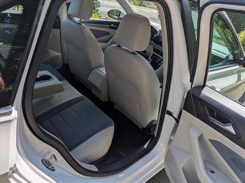 Certified 2025 Volkswagen Jetta SE w/ Sunroof Package FWD image 14