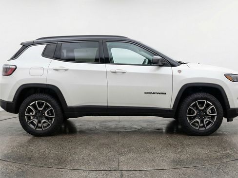 Used 2025 Jeep Compass Trailhawk AWD/4WD image 11