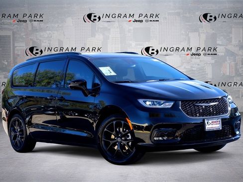 New 2026 Chrysler Pacifica Select w/ S Appearance Package image 1