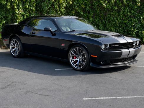 Used 2015 Dodge Challenger SRT w/ Technology Group RWD image 3