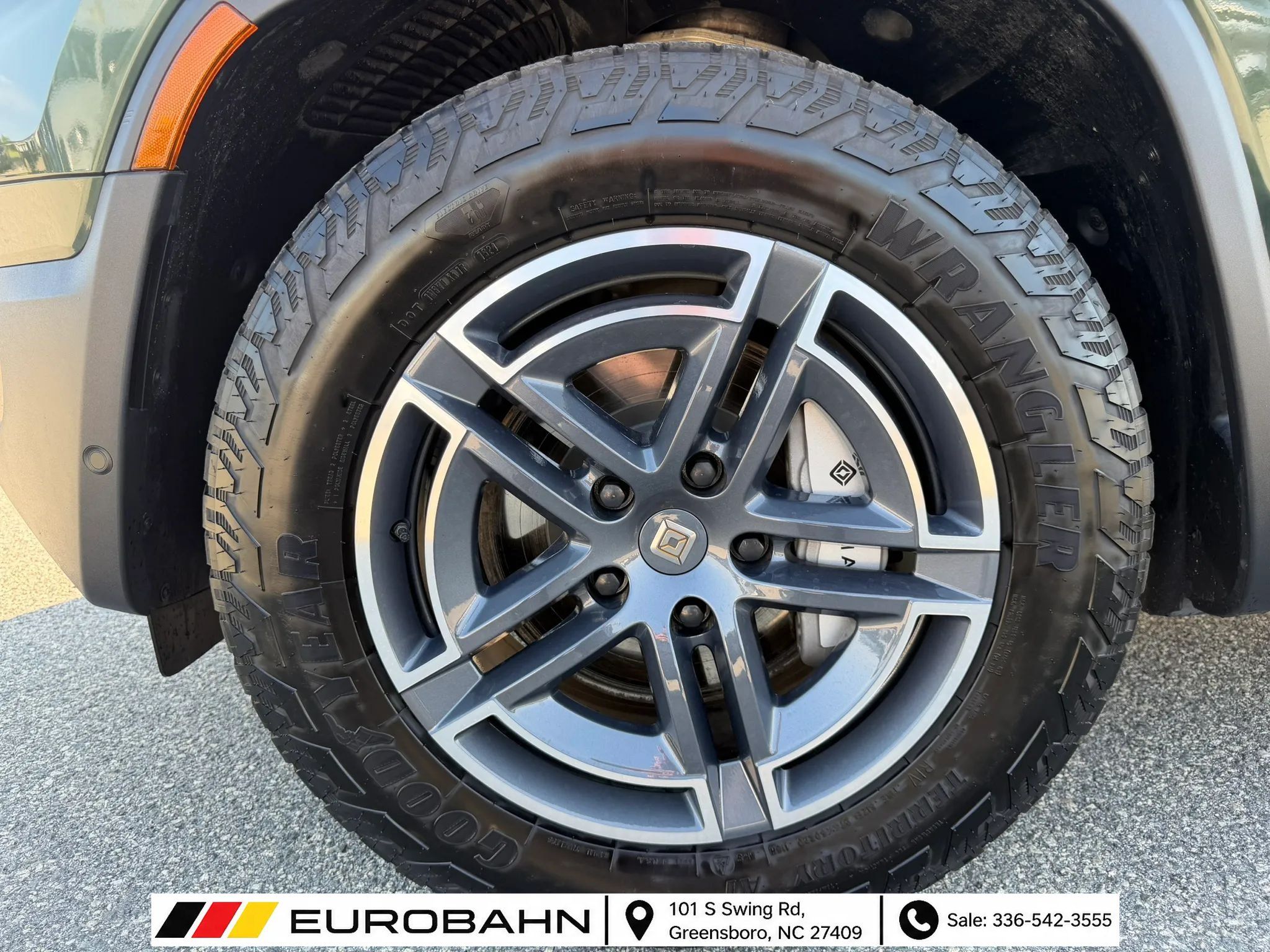 Used 2025 Rivian R1S Adventure Dual AWD/4WD image 30