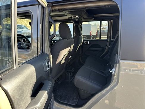 Used 2020 Jeep Gladiator Overland image 11