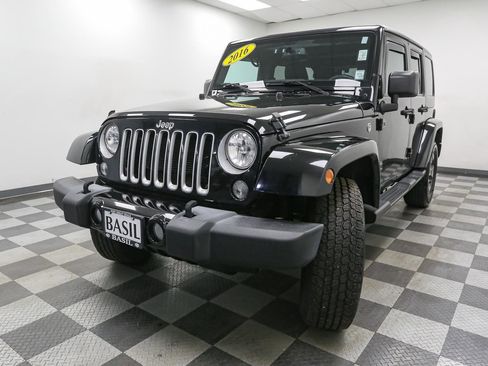 Used 2016 Jeep Wrangler Unlimited Sahara w/ Dual Top Group AWD/4WD image 4