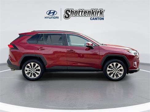 Used 2020 Toyota RAV4 XLE Premium image 9