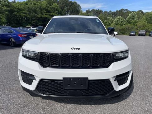 Used 2025 Jeep Grand Cherokee Altitude AWD/4WD image 8