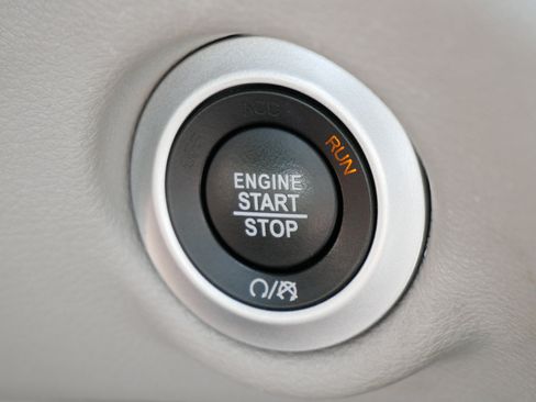 Used 2023 Chrysler Pacifica Touring-L FWD image 26