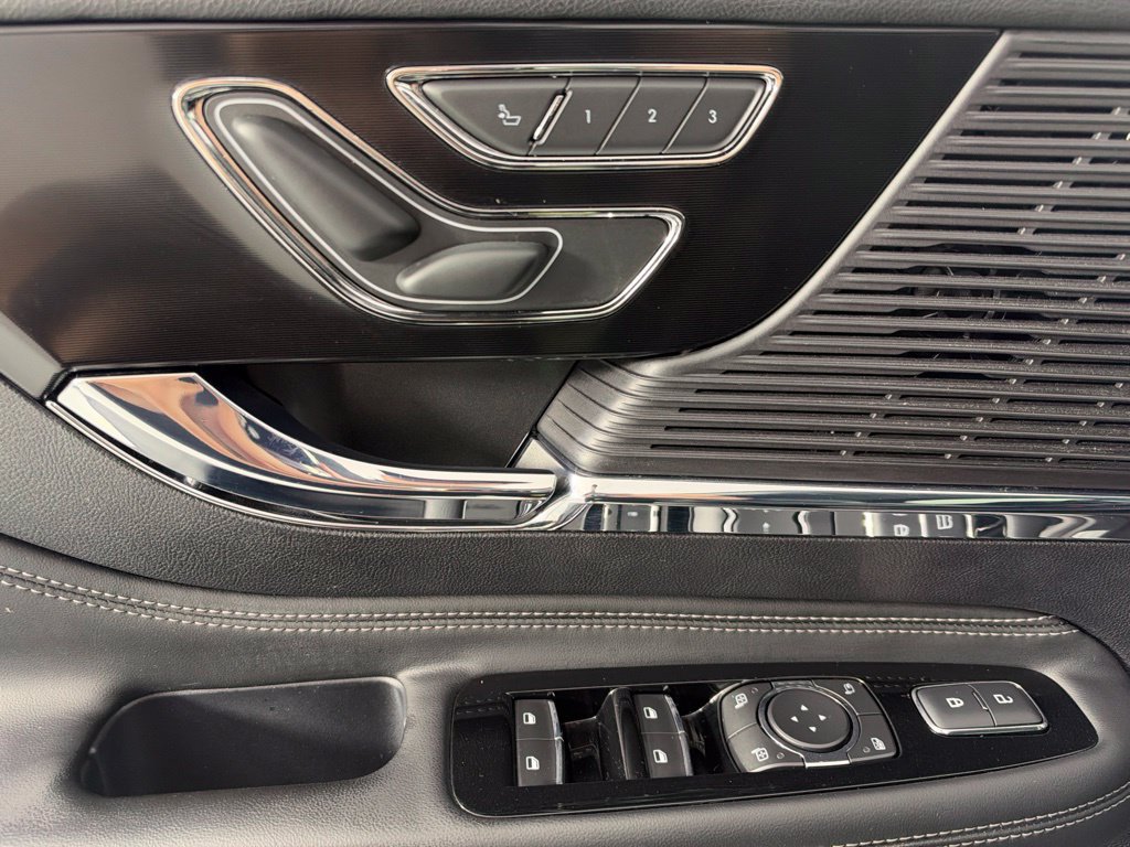 Used 2022 Lincoln Corsair AWD w/ Premium Package image 12
