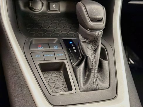 Used 2022 Toyota RAV4 XLE w/ Convenience Package FWD image 22