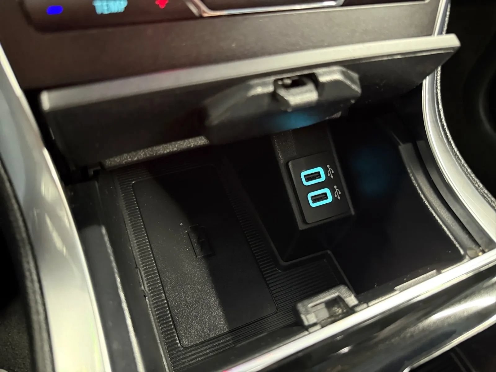 Used 2019 Ford Edge Titanium w/ Equipment Group 301A AWD/4WD image 16