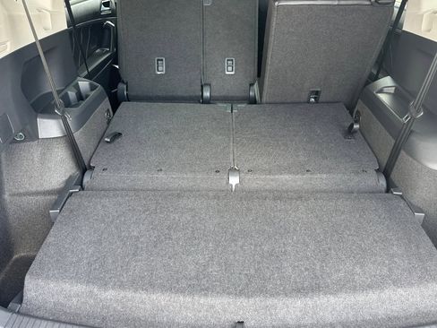 Used 2024 Volkswagen Tiguan SE w/ Panoramic Sunroof Package FWD image 33