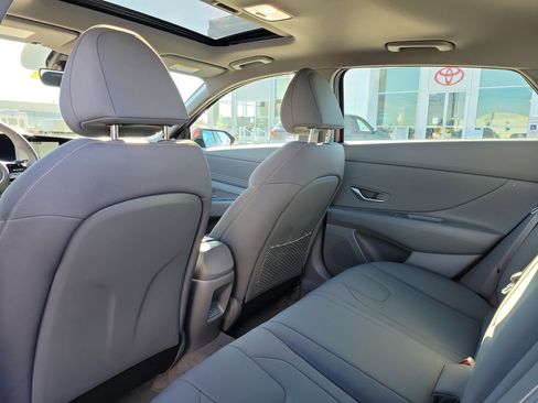 Used 2025 Hyundai Elantra SEL image 14