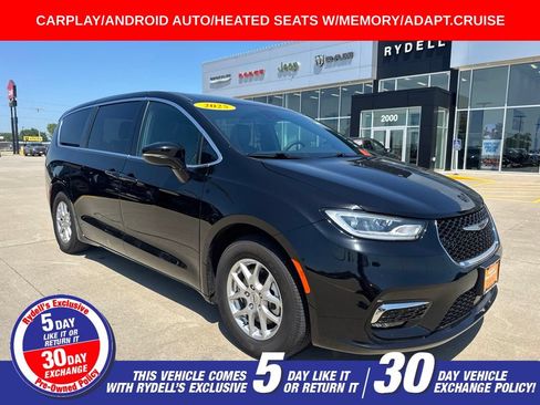 Used 2025 Chrysler Pacifica Select FWD image 1
