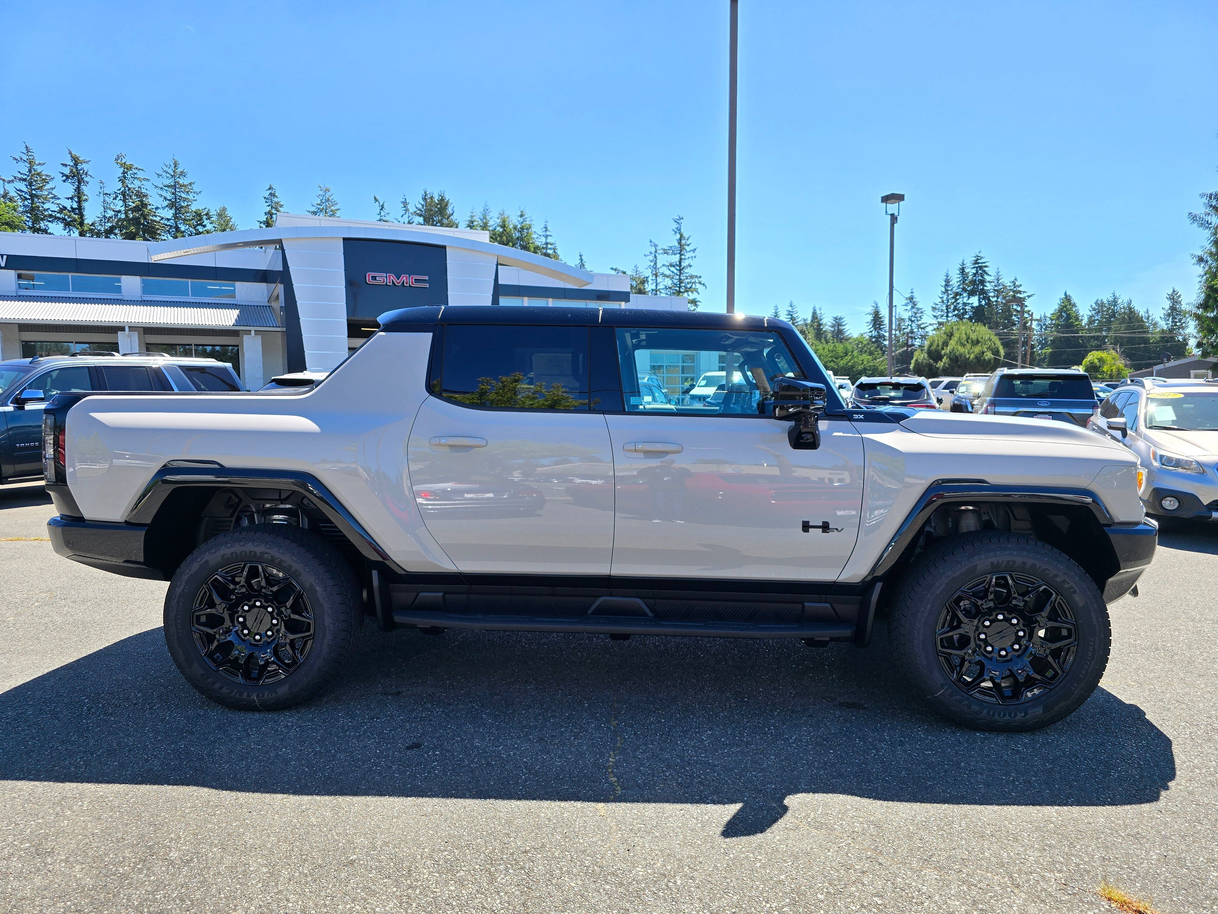 New 2026 GMC Hummer EV 4x4 Crew Cab w/ LPO, Dark Essentials Package image 8